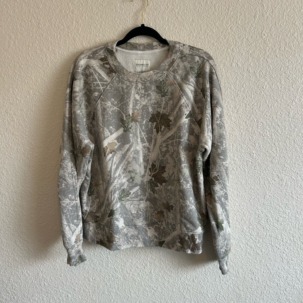 Abercrombie & Fitch Gray Camouflage Crewneck Sweatshirt